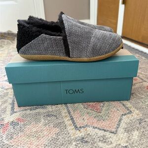 NTW. TOMS women’s slippers.